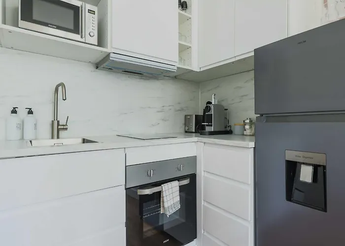 Modern -1br-3p-ternes Apartment