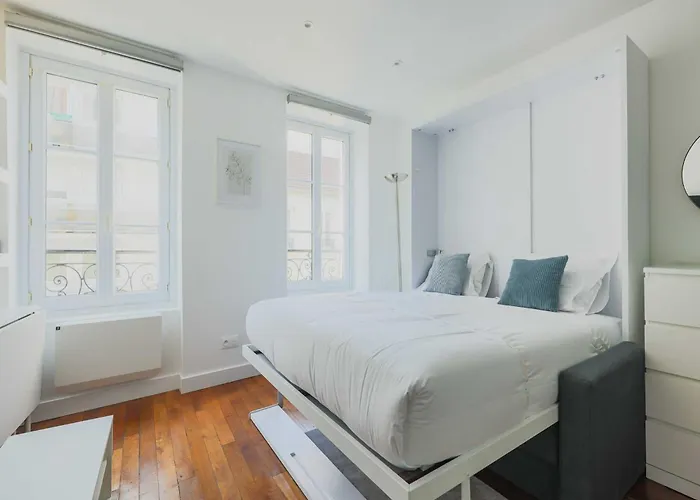 Modern -1br-3p-ternes Apartment *